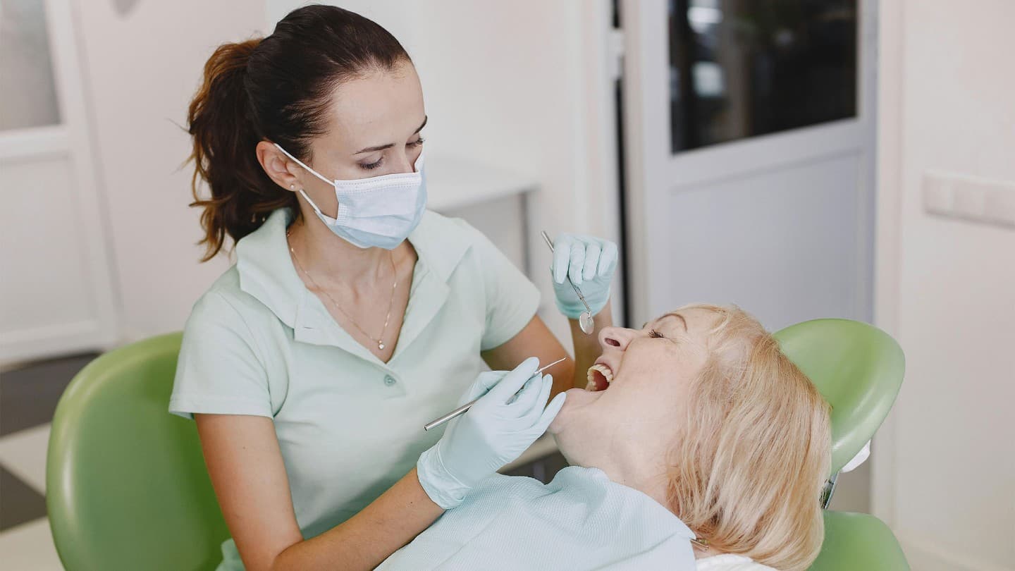 Aydınlık ve ferah klinik karşılama alanı
