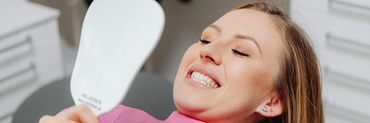 Diş kliniğinde uzman kontrolünde yapılan profesyonel diş beyazlatma (bleaching) seansı.