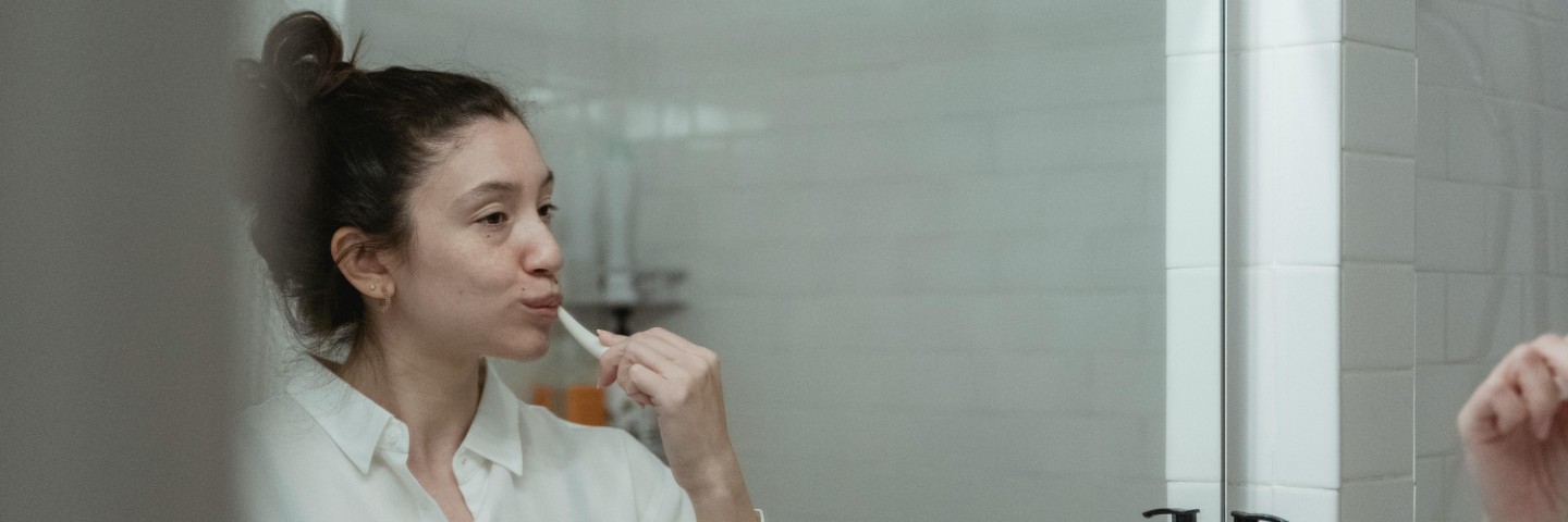 Diş etlerindeki kızarıklığı ve iltihabı gösteren tıbbi bir grafik veya sağlıklı vs. hastalıklı diş eti karşılaştırması