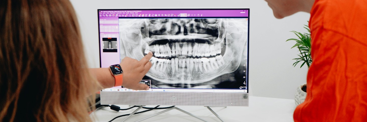Diş hekiminin dijital ekranda hastanın yüz hattına göre diş tasarımı planlaması yapması.