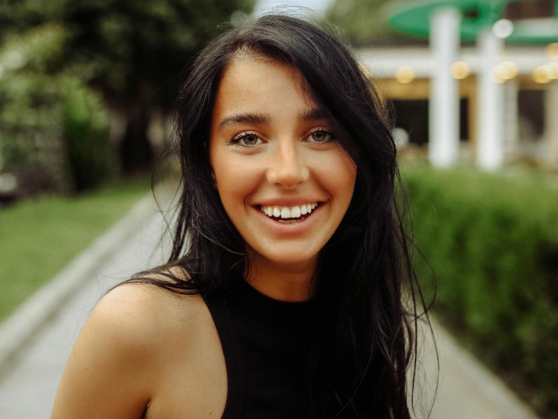 Aynada yeni gülüşüne bakarak mutlu olan genç bir hasta.